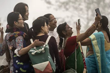 Participants from the 2022 Cross-Border Journalism Summit take a selfie.
