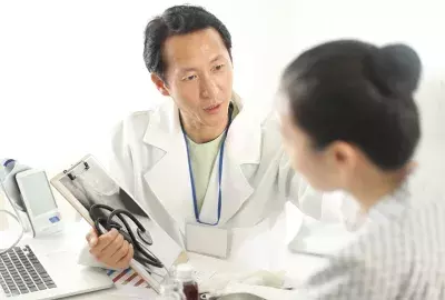 Doctor explaining x-ray report to a patient. Photo: RUNSTUDIO/Getty Images
