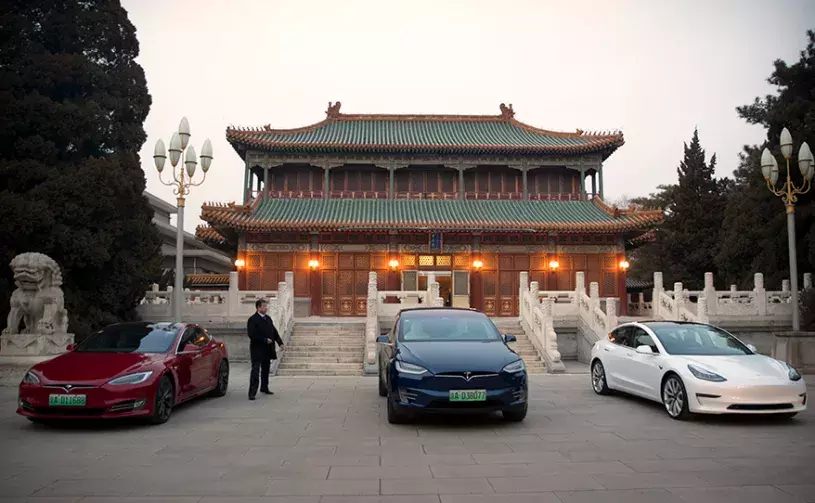 Tesla vehicles are parked outside of a building at the Zhongnanhai leadership compound during a meeting between Tesla CEO Elon Musk and Chinese Premier Li Keqiang on January 9, 2018 in Beijing, China. (Photo by Mark Schiefelbein - Pool/Getty Images)