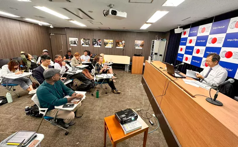 Members of the 2023 Jefferson Fellowships hold a discussion in Japan.