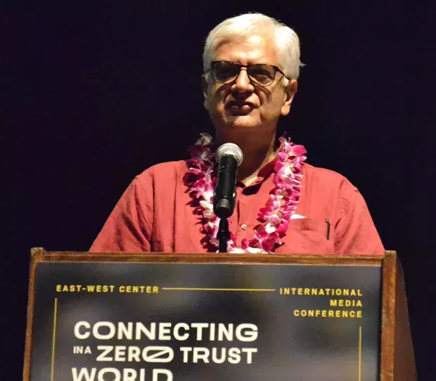 Kunda Dixit accepting the Journalist of Courage and Impact Award at the 2022 International Media Conference