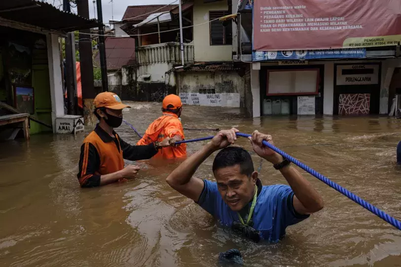 Rescue workers help a man evacuate during flooding in Jakarta in early 2021. Photo: Ed Wray/Getty Images